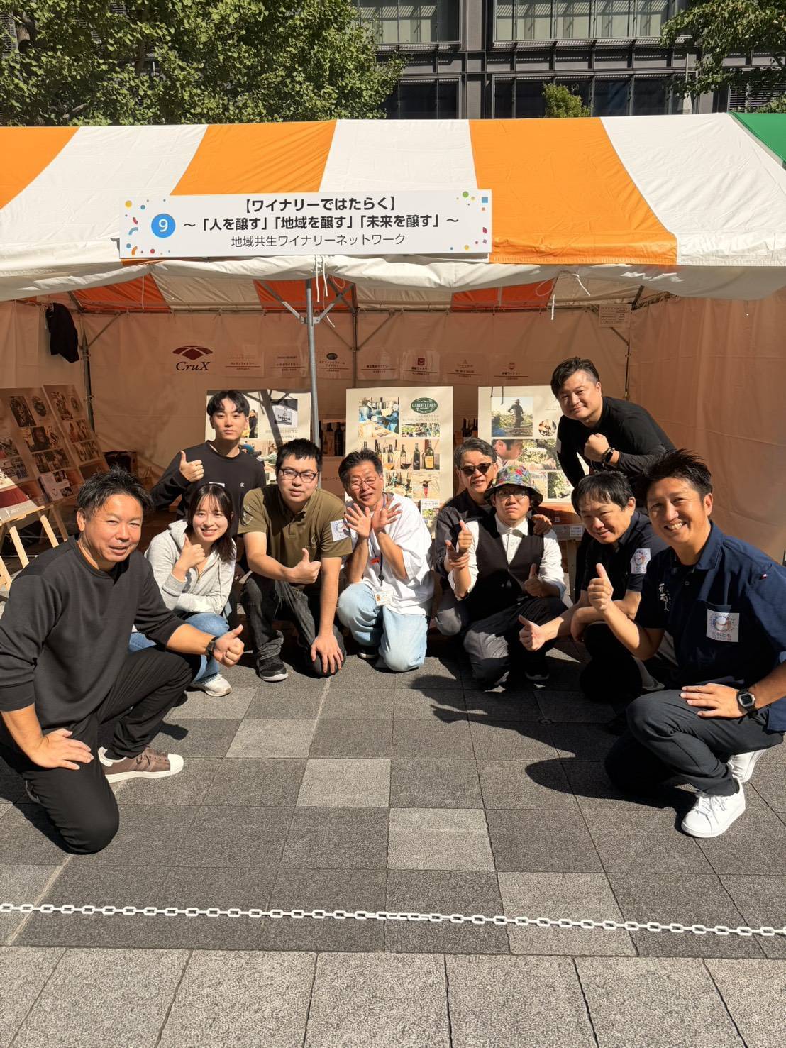ブースの前で仲間たちと集合写真